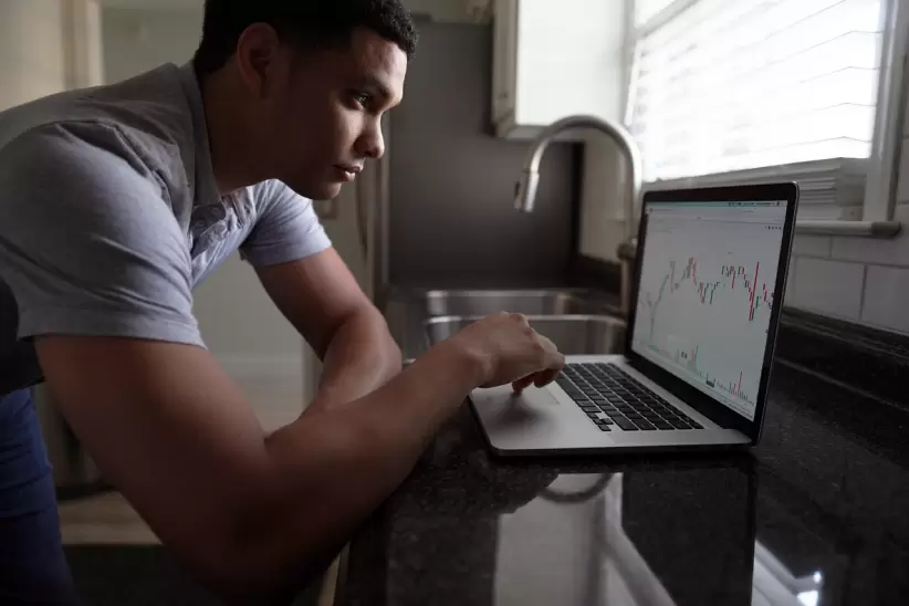 hombre, computadora, el comercio de acciones