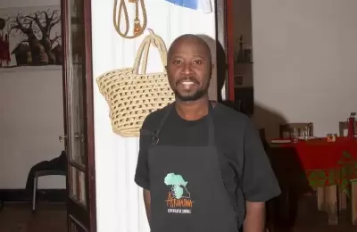 Tierra de leones: la historia de Omari Mussa, el cocinero que abre las puertas de su casa para un viaje a Tanzania