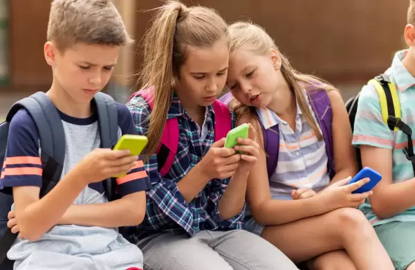 Al igual que en Buenos Aires, California también busca prohibir el uso de celulares en las escuelas: cómo es el plan