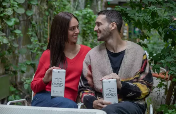La historia de Sam y Hernán, la pareja argentino-estadounidense que agotó el stock de su yerba Cósmico en todo el país