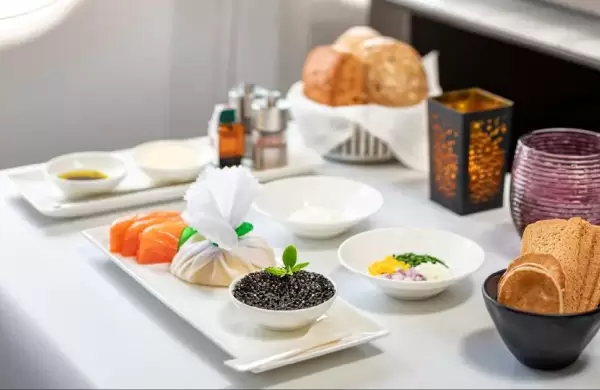 Cul es la aerolnea que comenzar a ofrecer caviar a bordo
