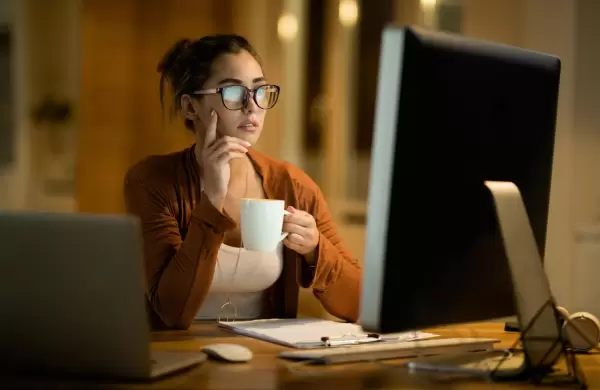 Minimalismo profesional y trabajos paralelos: el plan de la Generación Z para no "quemarse" en la oficina