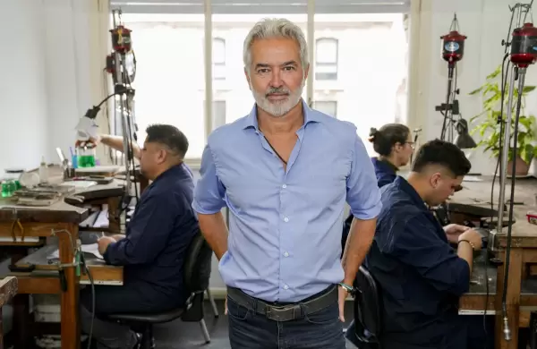 De la ingeniera qumica a la joyera de lujo: con 20 aos de experiencia corporativa, se volc al arte y crece en Espaa