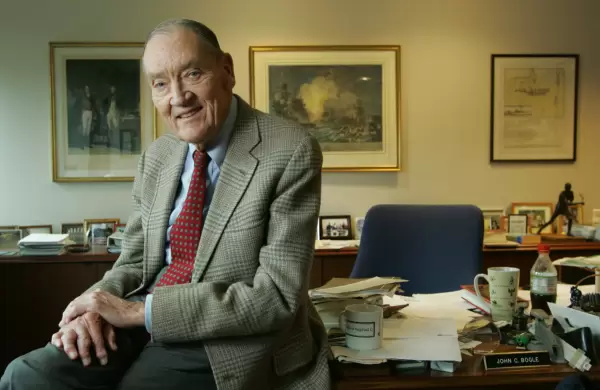 El secreto de John Bogle, fundador de Vanguard, para "invertir con sentido común"