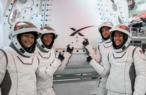 Con la presencia del multimillonario Jared Isaacman, Space X completó la "primera caminata espacial privada" de la historia