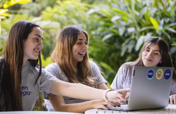Se viene una nueva edicin de "Chicas Lderes en Tecnologa", el festival que impulsa a las jvenes hacia un futuro tecnolgico inclusivo