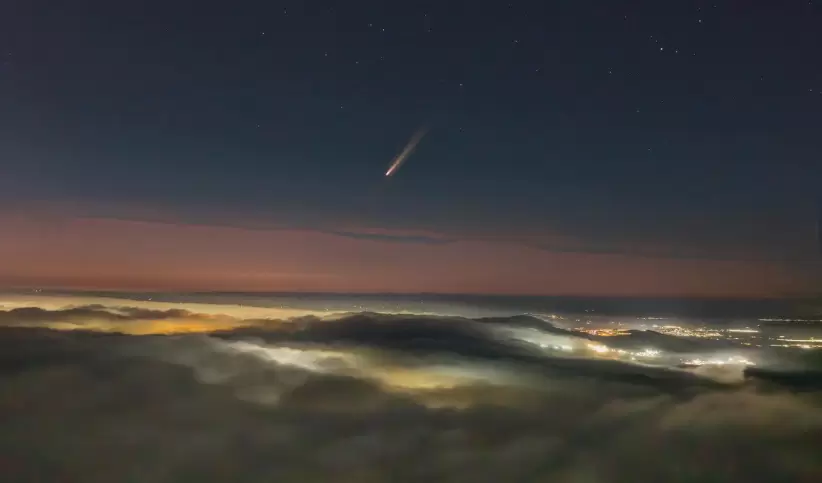 cometa atlas sobre las nubes de mexico