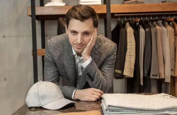 Tiene 27 aos, hace indumentaria de lujo y gestiona 14 locales