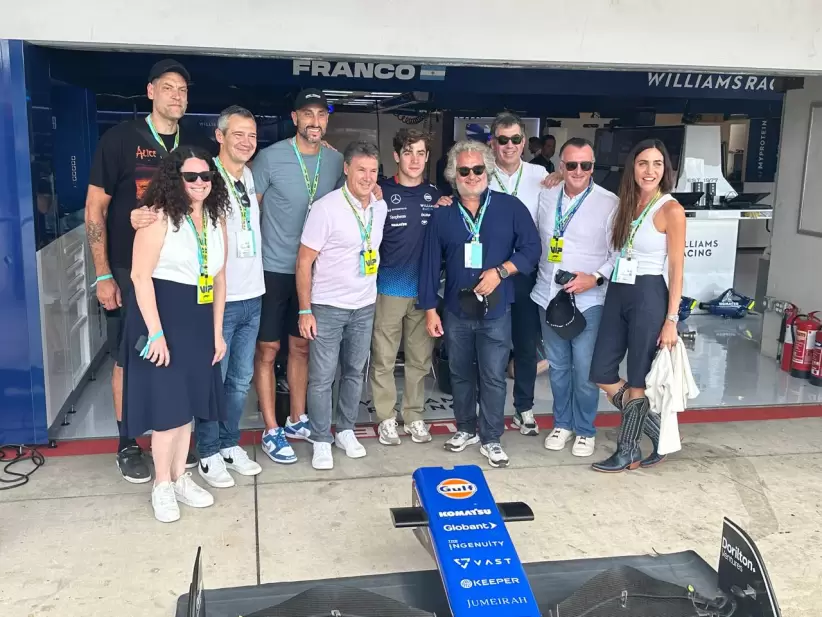 Martn Migoya, Guibert Englebienne, Martn Umaran, Wanda Weigert y Patricia Pomies de Globant junto a Colapinto, Ginobili Oberto y ejecutivos de Sport