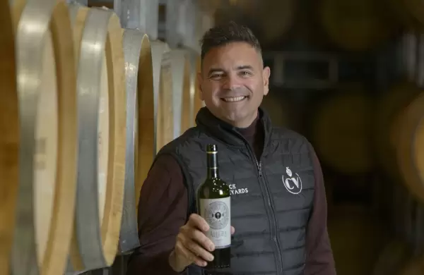 La historia del hombre que cambió el mundo corporativo por el vino ultra premium