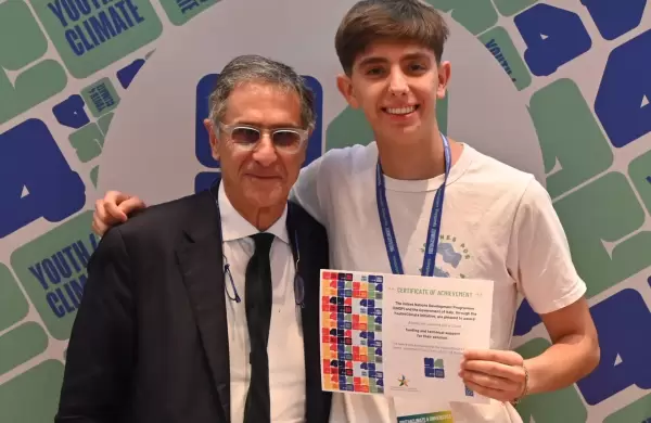 Es argentino, tiene 19 años y lo premió la ONU por combatir la pobreza energética en barrios populares
