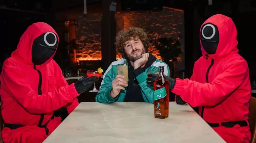 Lil Dicky disfruta de un poco de whisky Johnnie Walker con algo de ayuda de 'Squ