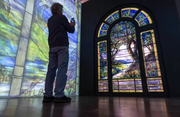As es el vitral de Tiffany que duplic su valor esperado en una subasta y marc un impresionante rcord