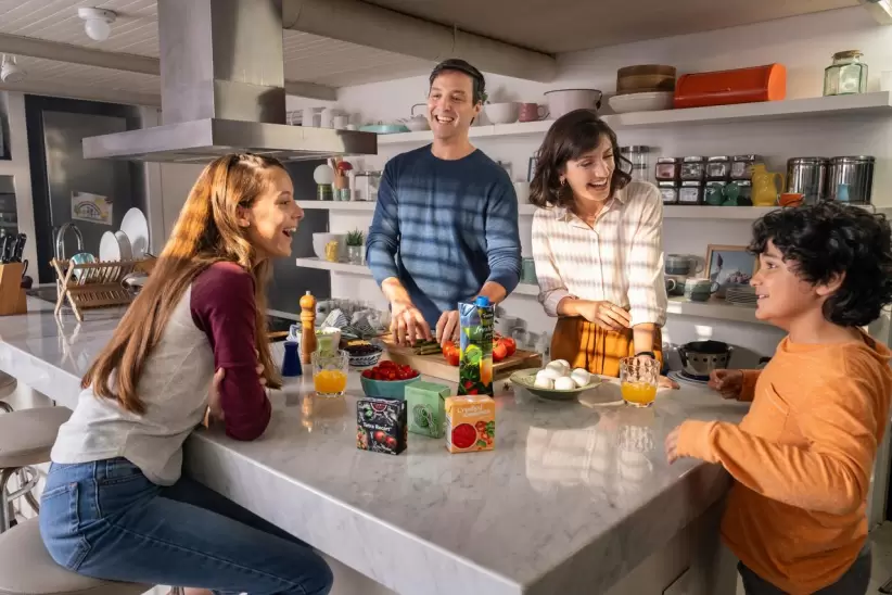 familia en la cocina