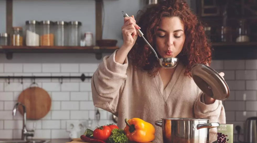 mujer cocinando