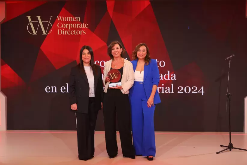 Andrea pastrana, veronica marcelo - ganadora de premio - reconocimiento a a la mujer destacada en el ambito empresarial 2024 y andrea pena nino