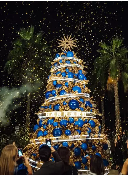 El rbol del Mandarin Oriental Jumeira, Dubai est decorado en oro y azul medianoche.