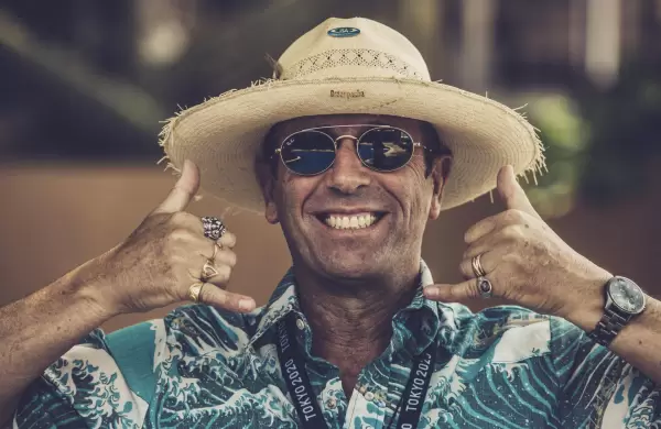 Fundó Reef, logró que el surf se convierta en deporte olímpico y ahora planea una "comunidad oceánica" en Chapadmalal