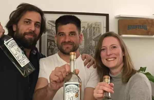 Apostaron a las bebidas espirituosas, crearon una microdestilería y su gin ganó un prestigioso premio en Londres