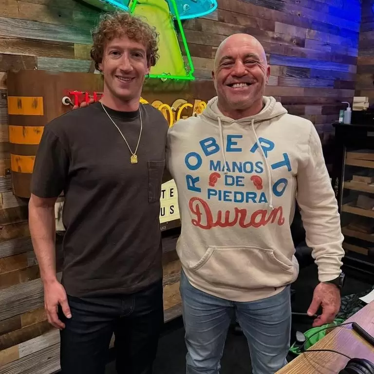 Mark Zuckerberg y Joe-Rogan al finalizar la entrevista que ya es noticia en todo el mundo.