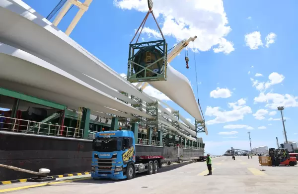 As son los aerogeneradores ms grandes del pas que trajo YPF Luz para su nuevo parque elico