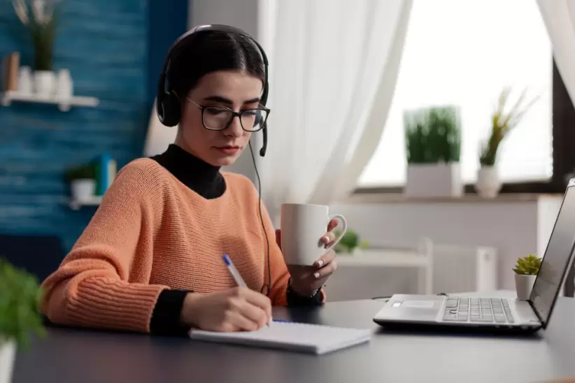 Persona haciendo un cursos, home office, teletrabajo, estudiantes