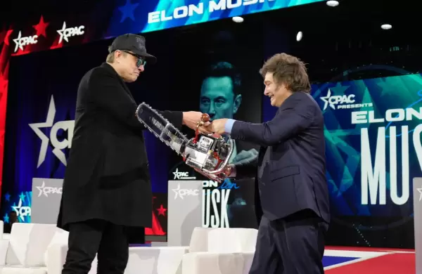 El detrás de la motosierra que Milei le regaló a Elon Musk