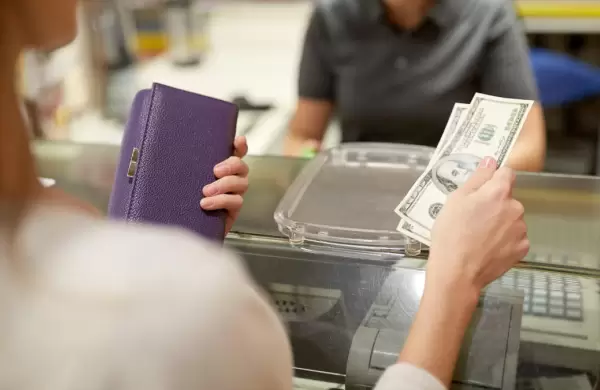 Arrancan los pagos en dólares: los sectores que impulsan el negocio y el pedido de sumar tarjetas de crédito y CVU