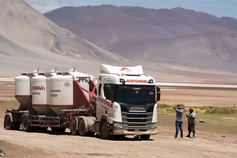 Camiones que transportan insumos mineros en las rutas de la puna saltea.