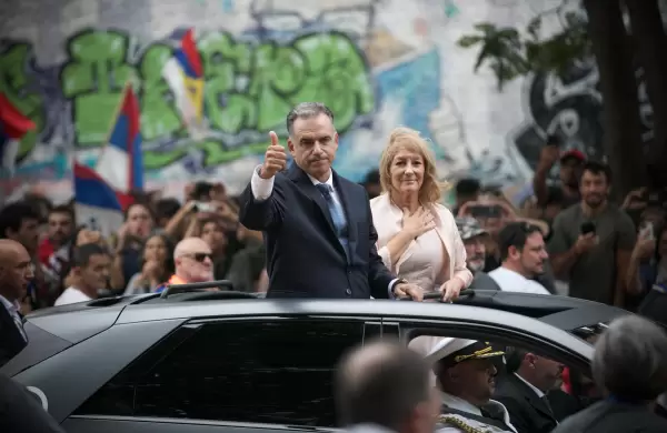 As fue la jornada de asuncin presidencial: acto en el Palacio Legislativo, traslado en auto elctrico y traspaso de banda