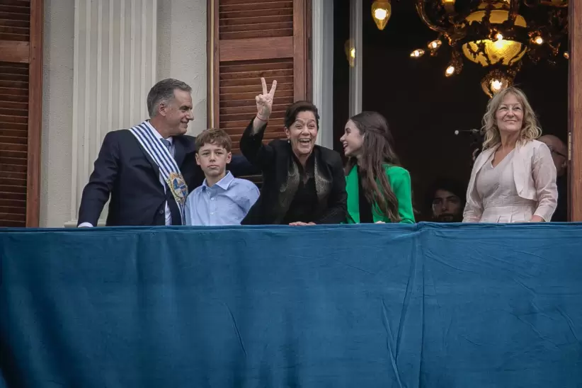 Yamand Orsi saludando en el balcn del Palacio Estvez junto a su familia y Carolina Cosse. Foto: Nicols Garrido