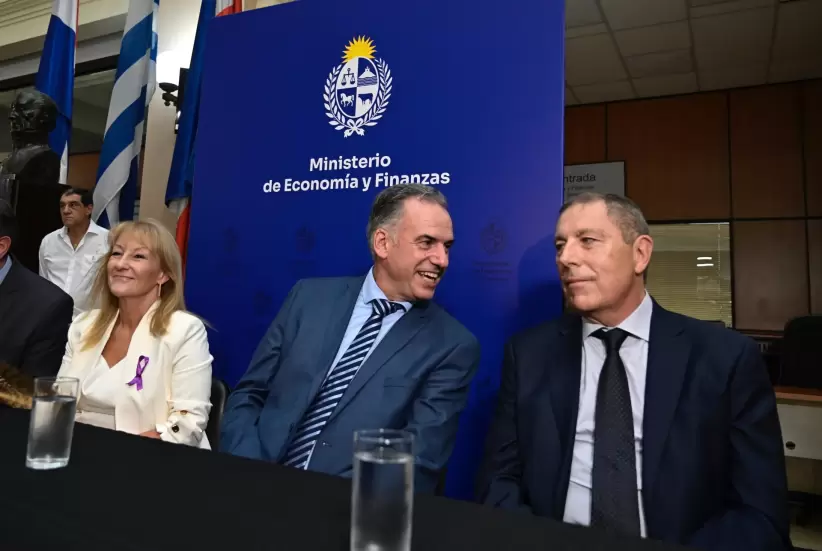 Carolina Cosse, Yamandú Orsi y Gabriel Oddone. Foto: Leonardo Mainé.