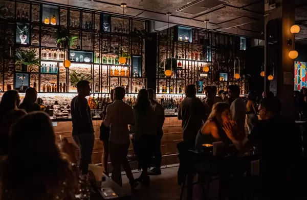 Por la caída del consumo, la gastronomía se reinventa y suma experiencias