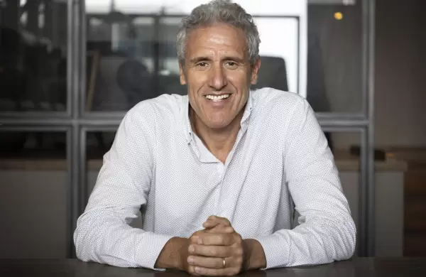 La moda en el centro de la escena: el CEO de Indutop cuenta los entretelones de la llegada de Daniel Cassin al Teatro Sols