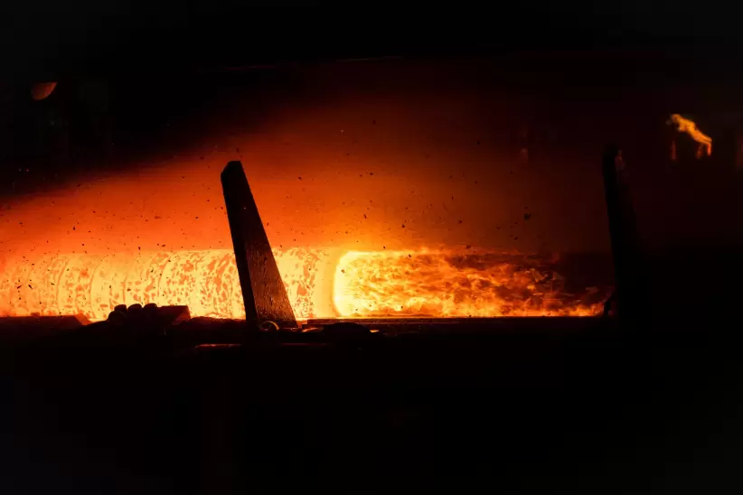 Las barras de acero salen del horno a una temperatura superior a los 1.200 grados.