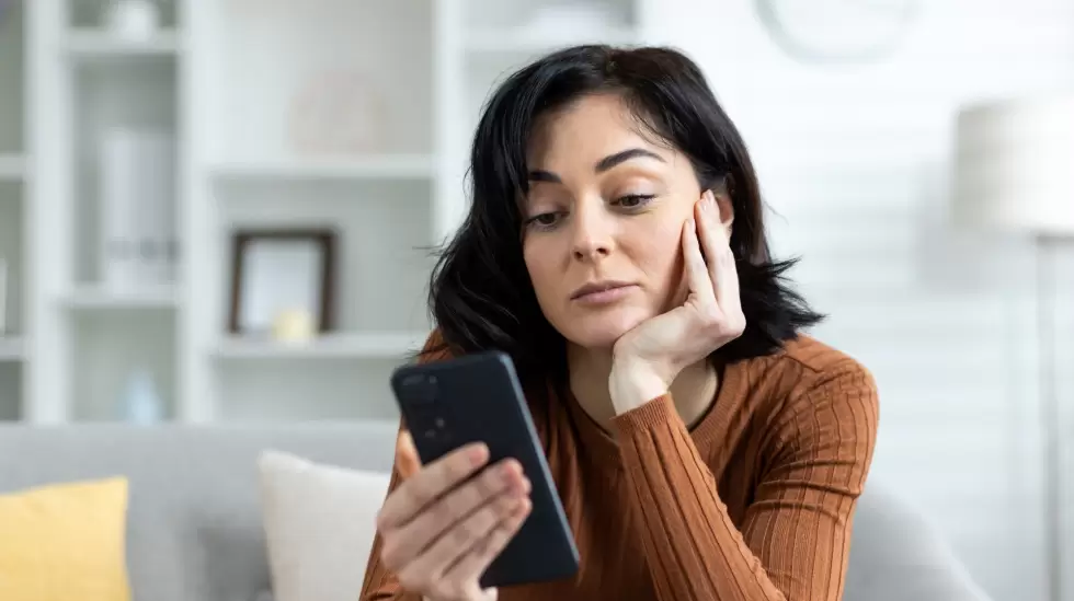 Mujer mirando las redes sociales