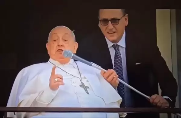 El Papa Francisco salió del hospital e hizo su primera aparición pública en cinco semanas