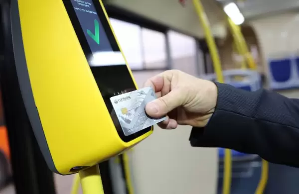 Pagos digitales en el transporte: habilitan colectivos y las empresas pelean por las principales compañías del sector