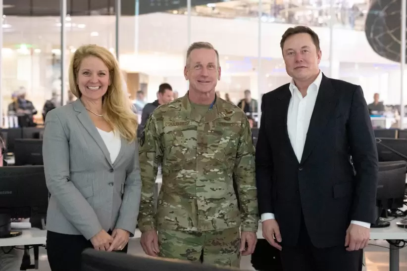 Gwynne Shotwell y Elon Musk