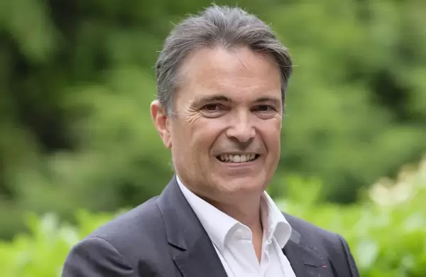 Quién es el multimillonario francés a quien Amazon confía su logística más compleja