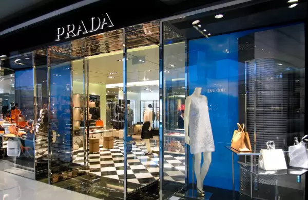 Prada adquiere Versace por casi US$ 1.400 millones
