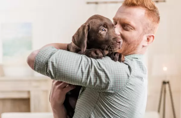 Nueva tendencia en beneficios corporativos: la licencia por adopción de mascotas llega a la Argentina
