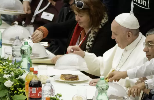 El gusto por lo simple: la relación del papa Francisco con la comida y su mensaje al mundo