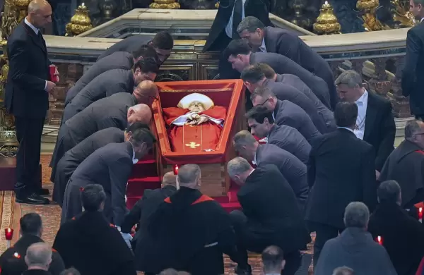 El féretro del Papa Francisco ya está en la Basílica de San Pedro y el Vaticano prepara el cónclave