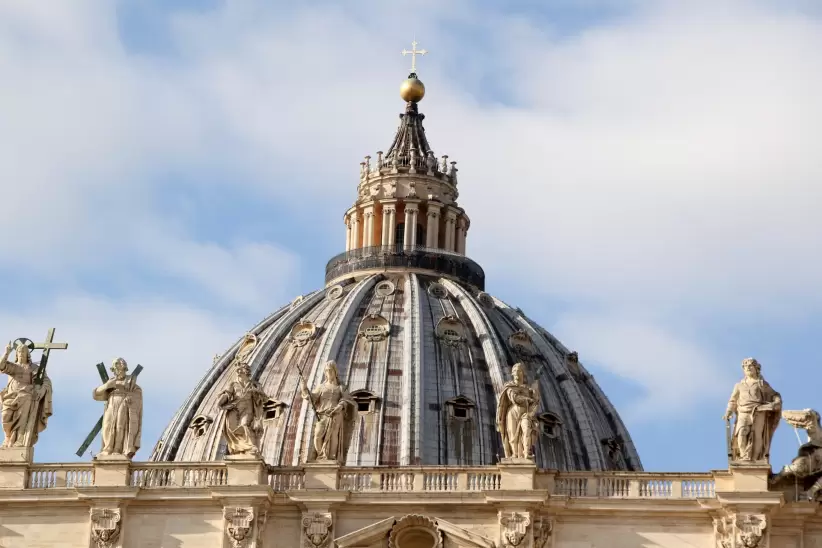 La Capilla Sixtina vuelve a convertirse en el epicentro de uno de los rituales más herméticos del catolicismo: el cónclave para elegir al nuevo Papa.