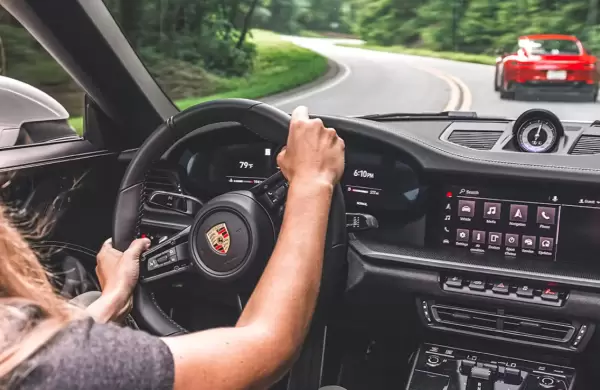 Probamos el Porsche 911 Targa de Theon Design: vale US$ 550.000 y lo justifica en cada curva