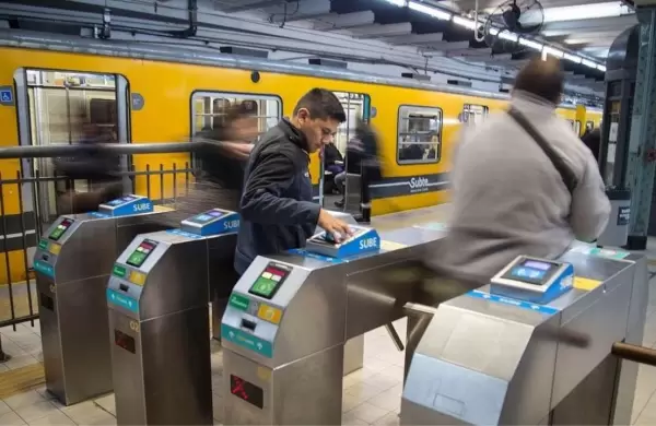 Mercado Pago vs Modo: nueva batalla por los millones detrás del pago QR en el subte