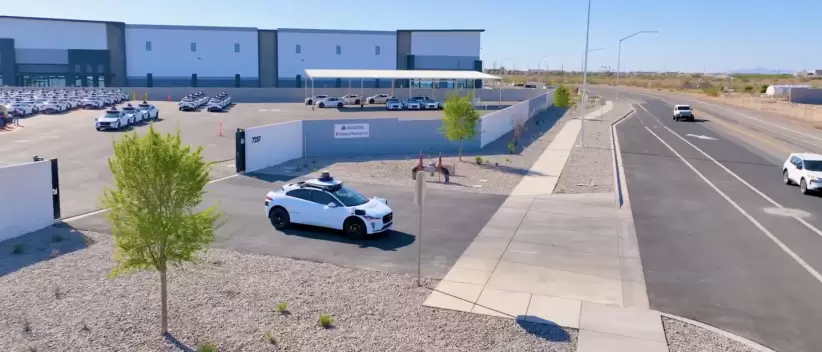 El paso final en la produccin de un vehculo de Waymo consiste en una serie de pruebas para calibrar el sistema de IA y los sensores.