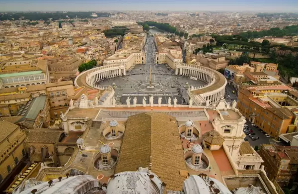 Fumata negra en el Vaticano: sin consenso entre los cardenales, todavía no hay sucesor de Francisco