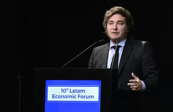 Adiós a la dolarización: Milei apunta a una economía con más dólares pero sin abandonar el peso